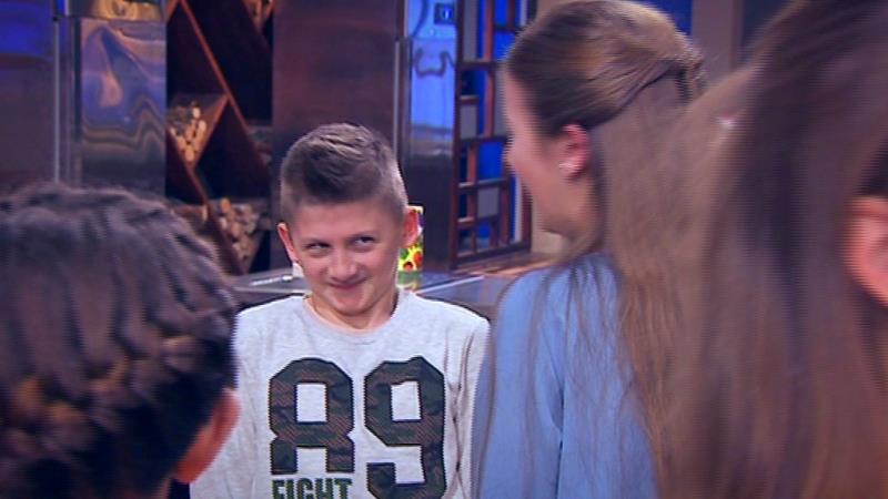 Марина поставила шеф-повара Дмитрия Горовенко на чистку картошки vlcsnap-2017-03-21-13h42m21s130
