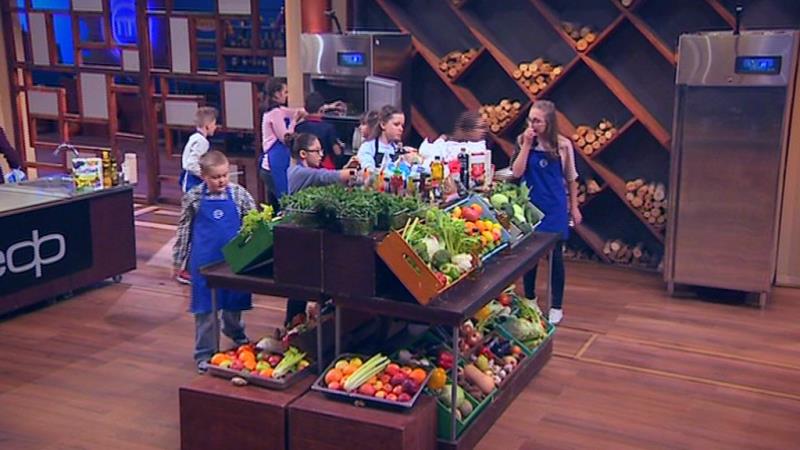 Марина поставила шеф-повара Дмитрия Горовенко на чистку картошки vlcsnap-2017-03-21-13h55m09s138