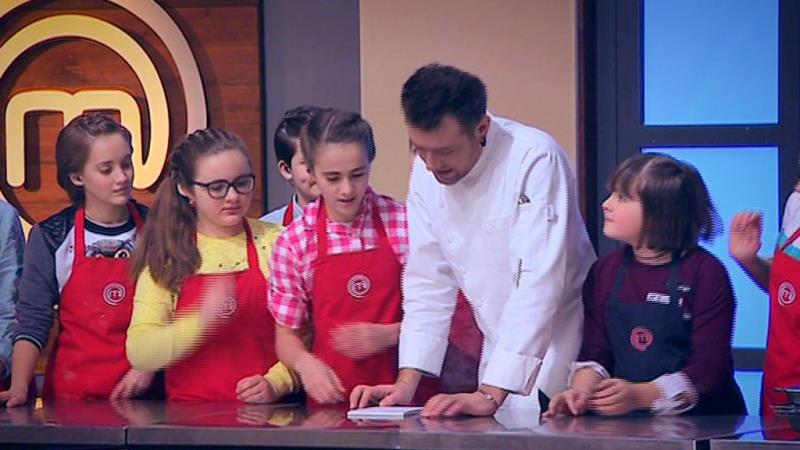 Марина поставила шеф-повара Дмитрия Горовенко на чистку картошки vlcsnap-2017-03-21-13h55m59s128