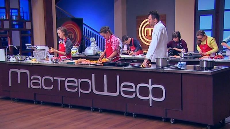 Марина поставила шеф-повара Дмитрия Горовенко на чистку картошки vlcsnap-2017-03-21-14h01m50s57
