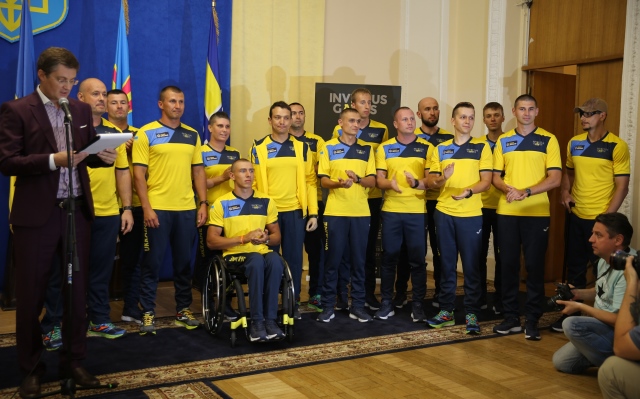 «Ігри Нескорених» на низькому старті: українська команда вирушила в Торонто “Invictus Games”: Українських військових провели на «Ігри Нескорених»