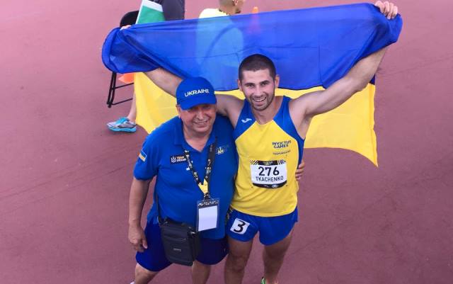 Історія Олександра Ткаченко, який приніс Україні срібло на «Іграх Нескорених» Олександр Ткаченко з головним тренером української команди Євгенієм Мазуром
