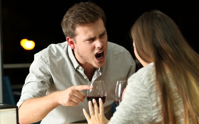 angry-couple-arguing-in-a-bar-at-night-picture-id873885868