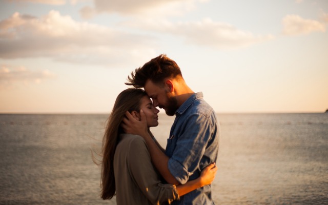Як перестати ревнувати: поради від Юлії Бортник beautiful-couple-kissing-on-the-beach-picture-id855027650