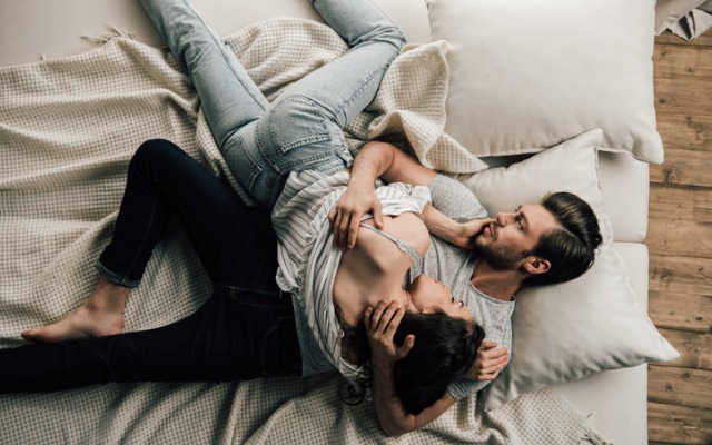 20 секретов счастливых отношений между мужчиной и женщиной пара в кровати