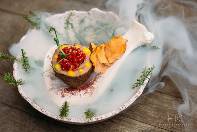 Фотоподборка: топ-5 мясных блюд от Юрия Ковриженко Рулет из баранины с айвой