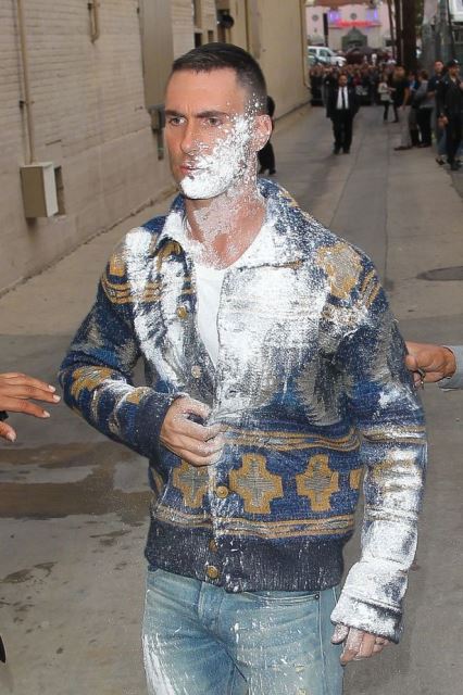Фронтмена группы Maroon 5 обсыпали мукой Adam-Levine-gets-flour-bombed