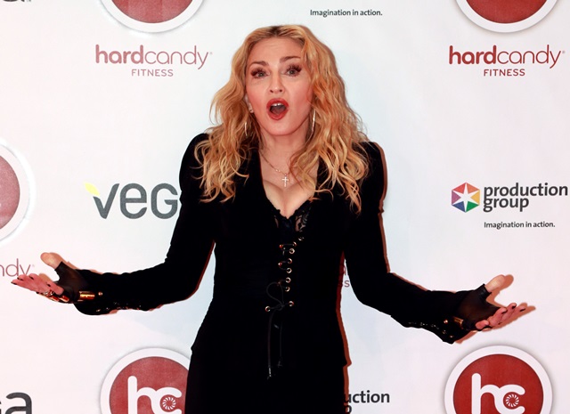 Хакера, слившего альбом Мадонны в сеть, посадили в тюрьму TORONTO, ON - FEBRUARY 11 - Madonna gestures to photographers on the red carpet during a visit to Toronto's Hard Candy Fitness, February 11, 2014.