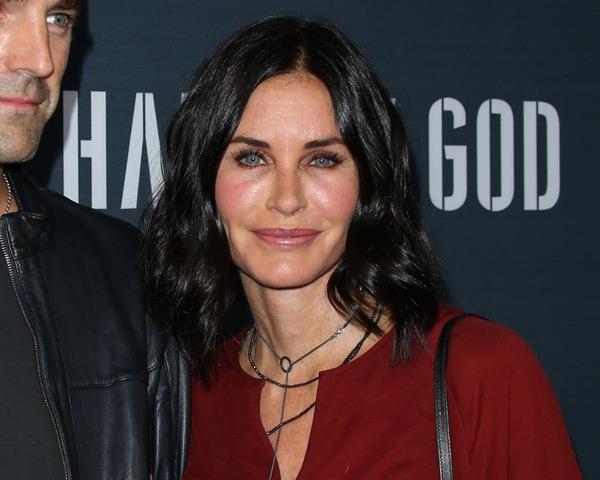 Звезда сериала «Друзья» сделала пластическую операцию? GettyImages-484555878