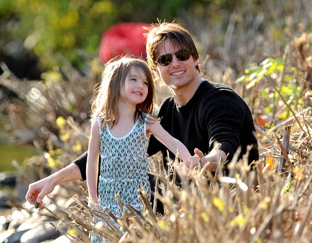 Том Круз впервые за два года повидался с дочерью CAMBRIDGE, MA - OCTOBER 10: Suri Cruise and Tom Cruise visit Charles River Basin on October 10, 2009 in Cambridge, Massachusetts. (Photo by James Devaney/WireImage)