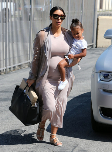 Ким Кардашьян отказалась от каблуков ради ребенка 51814111 Pregnant reality star Kim Kardashian takes her daughter North to a friend's birthday party on August 2, 2015 in Los Angeles, California. Kim didn't attempt to hide her growing baby bump, opting to wear a tight beige dress on her outing... FameFlynet, Inc - Beverly Hills, CA, USA - +1 (818) 307-4813