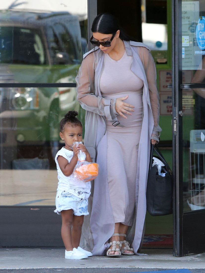 Ким Кардашьян отказалась от каблуков ради ребенка 51814172 Pregnant reality star Kim Kardashian takes her daughter North to a friend's birthday party on August 2, 2015 in Woodland Hills, California. Kim and North were joined at the party by Kourtney Kardashian and her children Mason, Penelope and Reign. FameFlynet, Inc - Beverly Hills, CA, USA - +1 (818) 307-4813