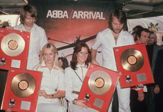 Группа ABBA воссоединилась впервые за много лет (ФОТО) 1976: Pop group Abba holding their golden discs. From l to r; Benny Andersson, Agnetha Faltskog, Anni-Frid Lyngstad and Bjorn Ulvaeus. A Swedish group except for Anni-Frid (Frida) who is Norwegian. (Photo by Hulton Archive/Getty Images)