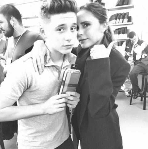 В «идеальной» семье Бекхэмов скандалы из-за сына brooklyn-beckham-with-victoria-a-list-instagram-may-2015-gallery__large