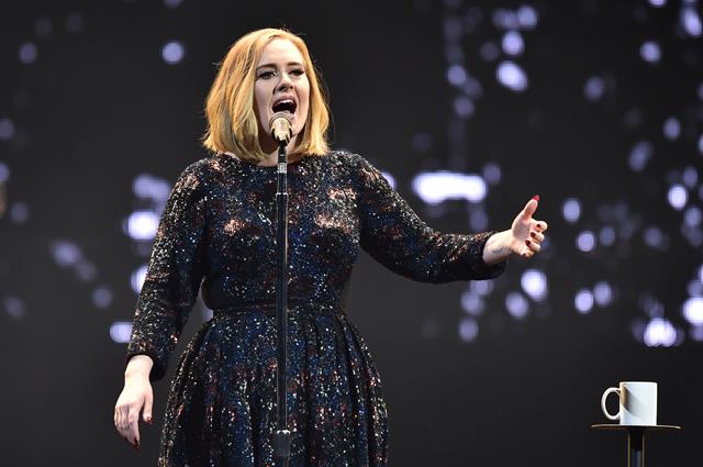 Адель під час концерту забомбила селфі з прихильницею (ФОТО) Adele performs on stage at the SSE Arena Belfast on February 29, 2016 in Belfast, Northern Ireland.