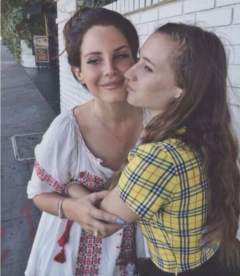 Какие вышиванки носят голливудские знаменитости (ФОТО) 690x792_1_d9a81248a45c2b1a75ad8c5e43cfa041@557x640_0xd42ee42d_18431127191409907843