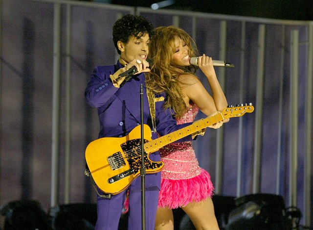 Почему Принс умер таким молодым. Первые подробности случившегося LOS ANGELES - FEBRUARY 8: Singer/actress Beyonce Knowles and Musician Prince perform at the 46th Annual Grammy Awards held at the Staples Center on February 8, 2004 in Los Angeles, California. (Photo by Frank Micelotta/Getty Images)