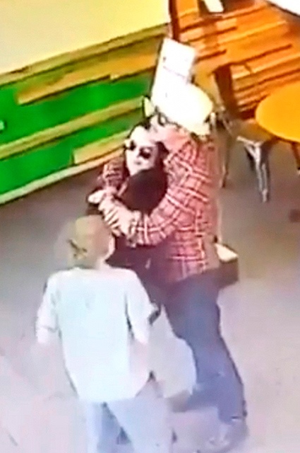 Анджелина Джоли и Брэд Питт обнимаются в кафе (ФОТО) 13072016-pitt-00