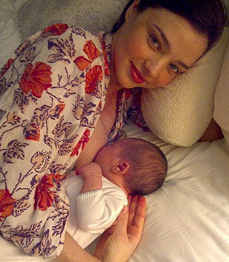 Обложку Vogue украсила модель, кормящая грудью (ФОТО) baby06042015-5