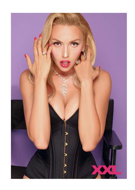 Полуобнаженная Полякова показала обратную сторону кокошника (ФОТО) Оля Полякова_XXL_4