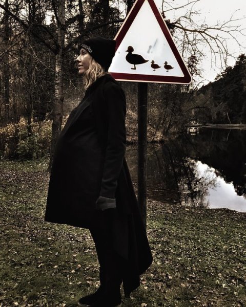 Ксения Собчак готовится к родам, стоя на голове (ФОТО) 8a36e3d9acb77c12e6826bf03739e8d0